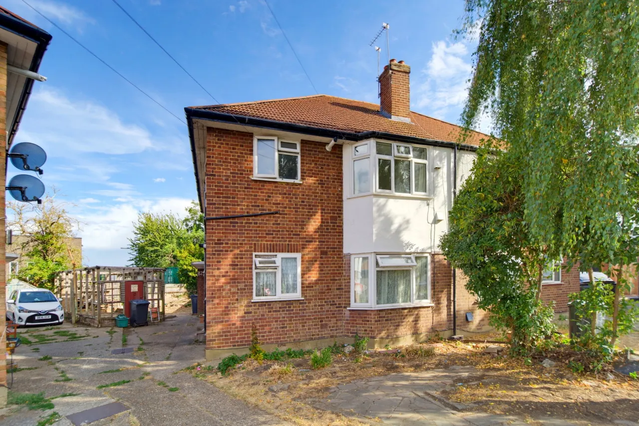 2 bed flat for sale — Blackberry Farm Close, Hounslow, TW5 9EH
