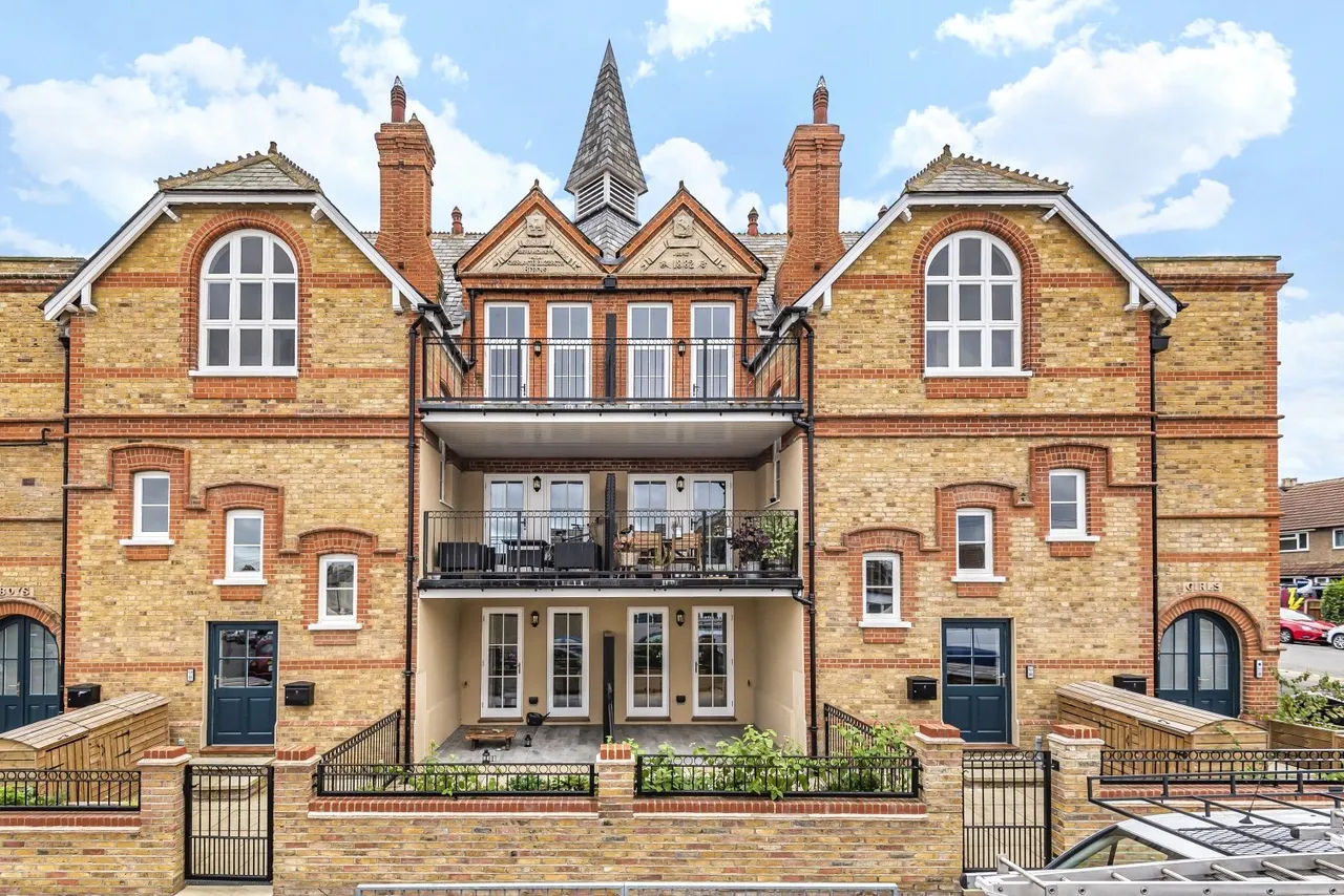 2 bed flat for sale — Clarence Crescent, DA14