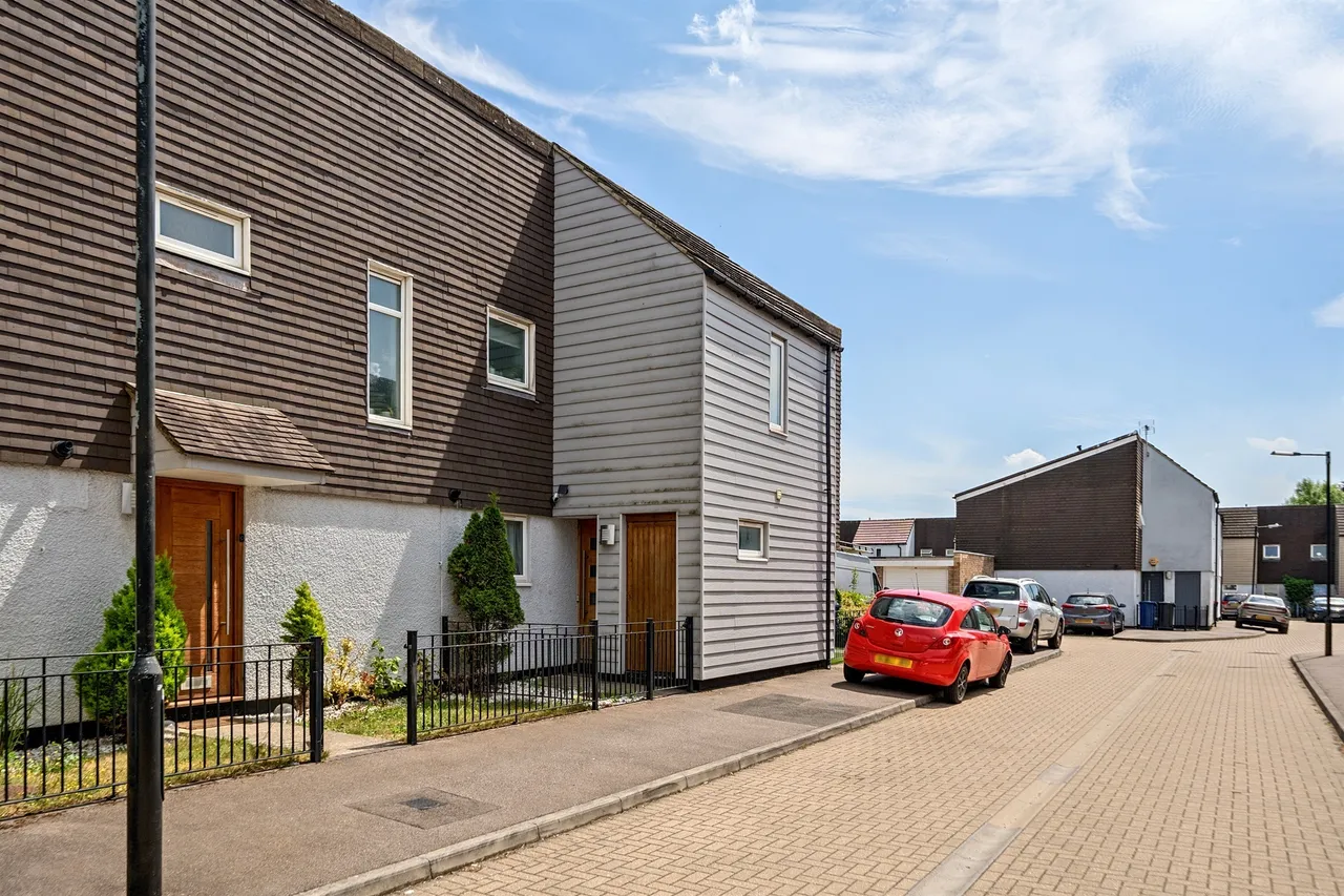 3 bed house for sale — Millson Close, London