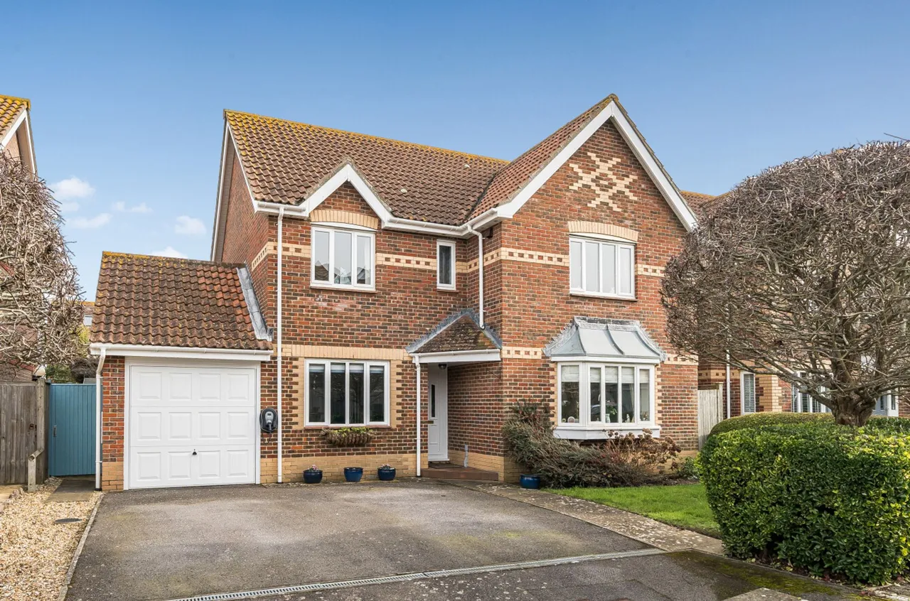 4 bed property for sale, Jones Square, Selsey, PO20