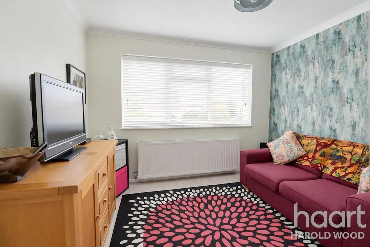Kersey Gardens, Romford, RM3, photo 9
