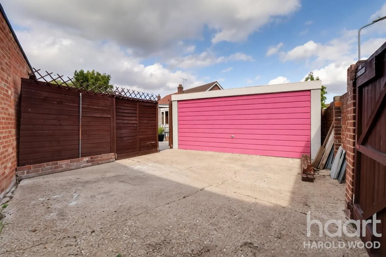 Kersey Gardens, Romford, RM3, photo 12