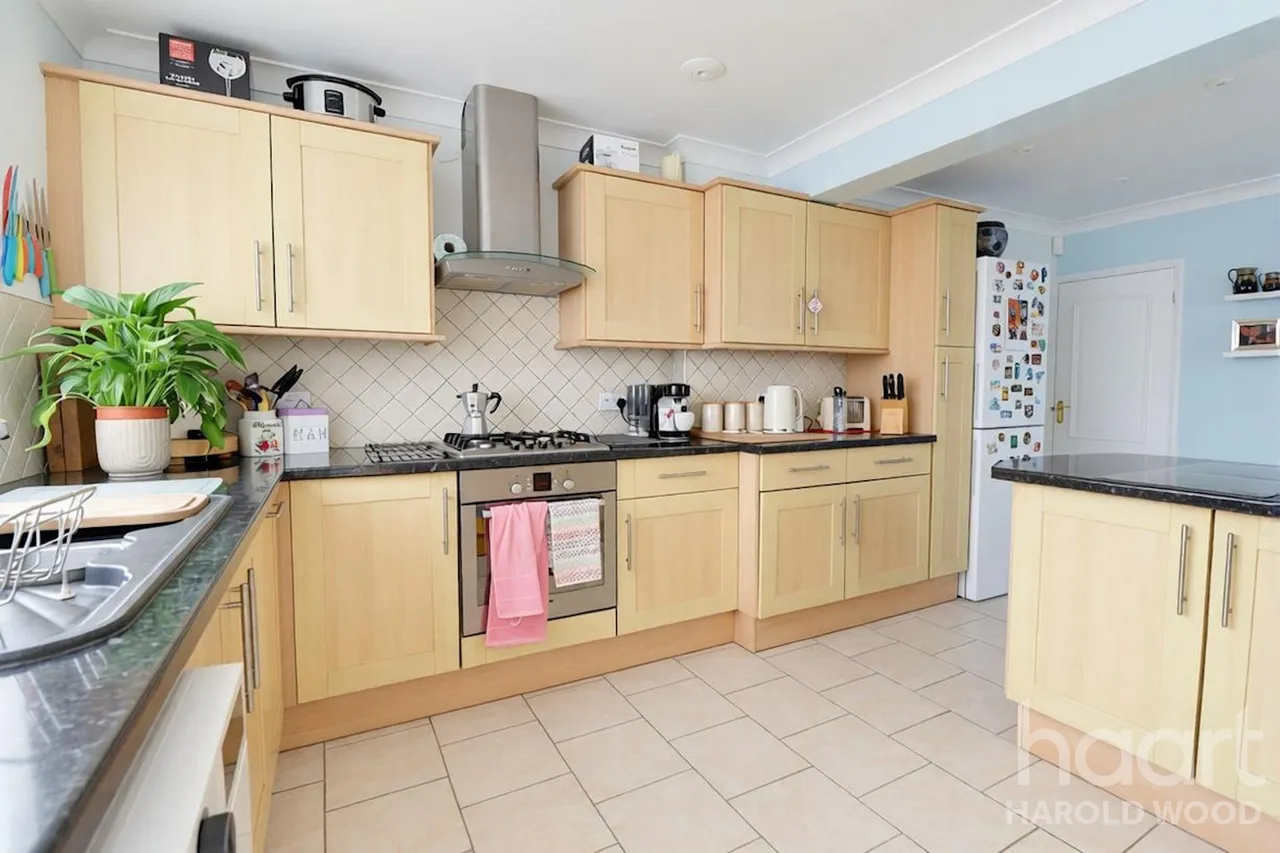 Kersey Gardens, Romford, RM3, photo 4