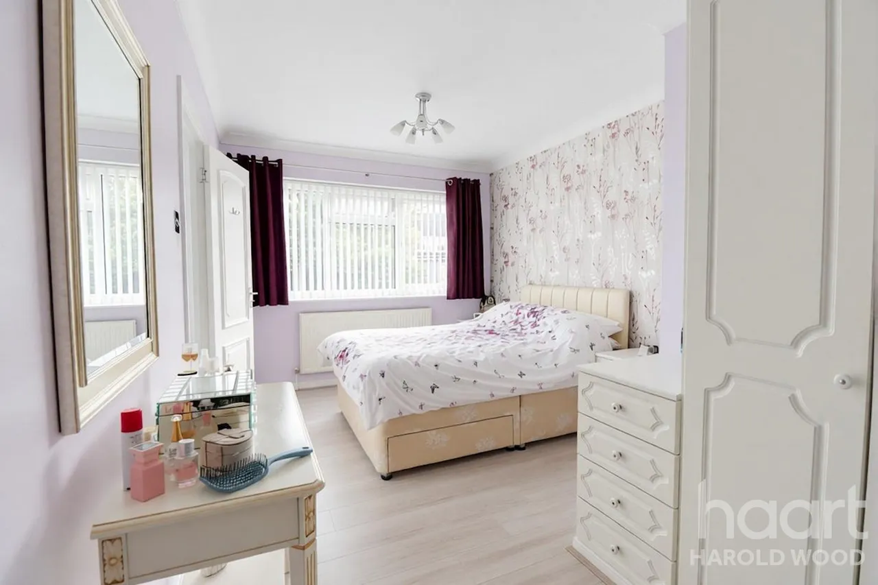 Kersey Gardens, Romford, RM3, photo 6