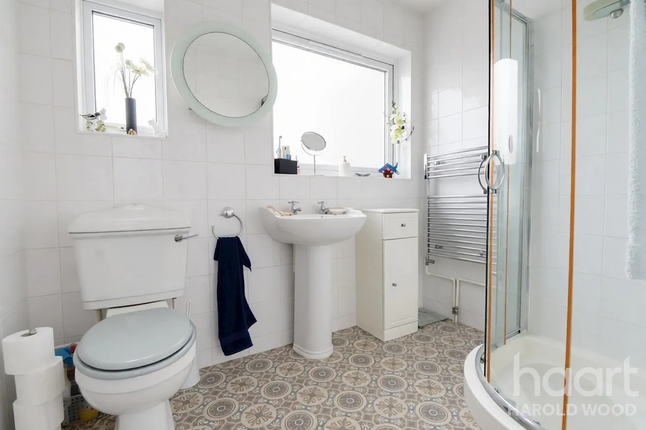 Kersey Gardens, Romford, RM3, photo 10