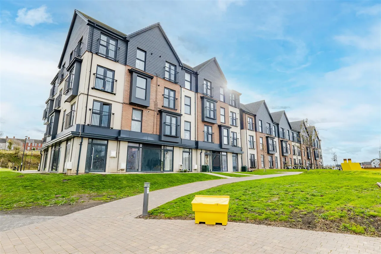 2 bed flat for sale — Ffordd Penrhyn, Barry, CF62 5DH