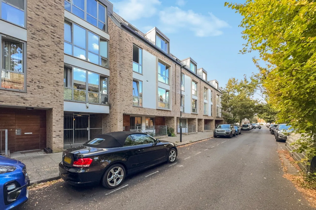 2 bed flat for sale, Liberty Street, London, SW9