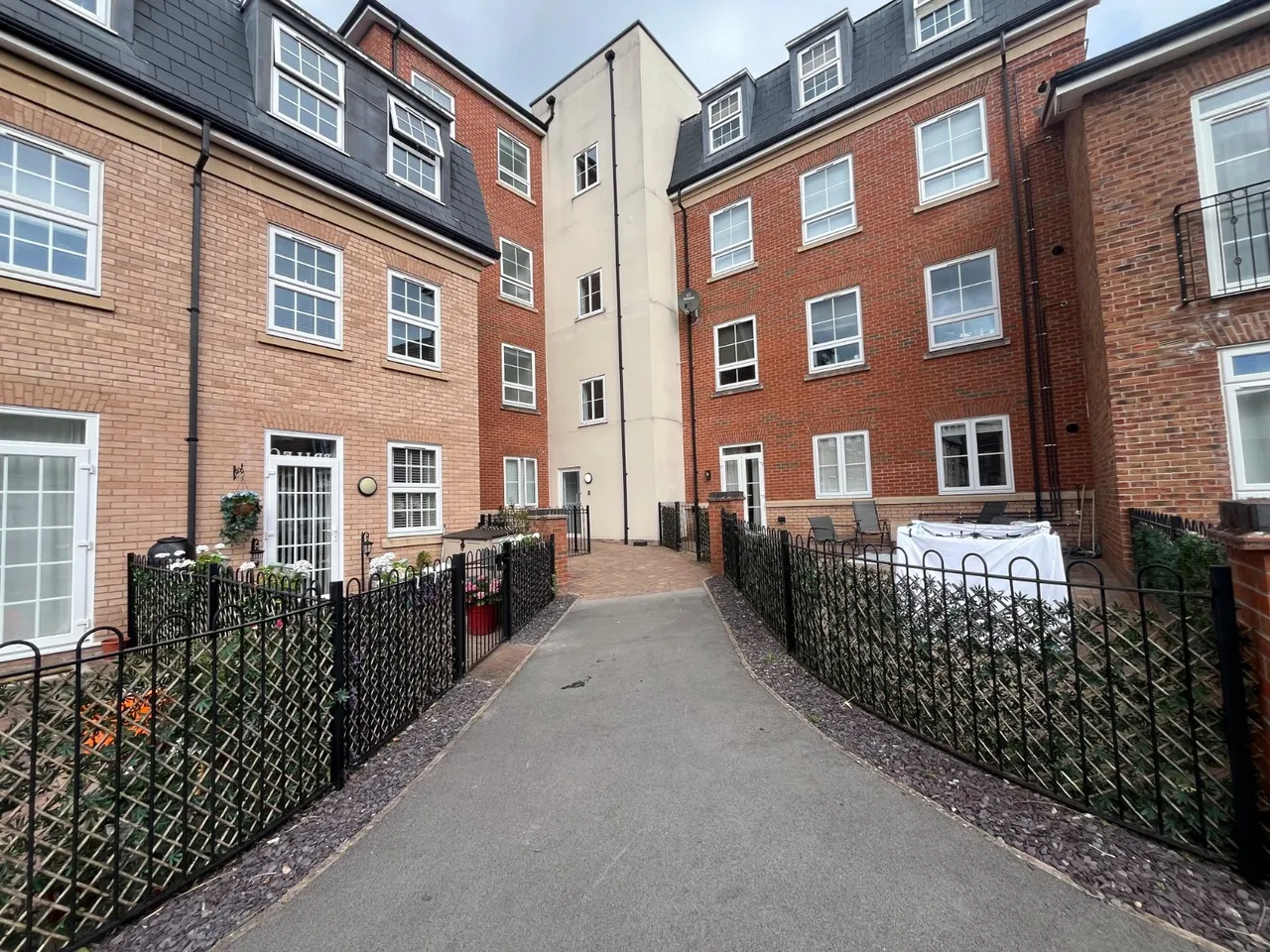 Main Street, Dickens Heath, B90, photo 17