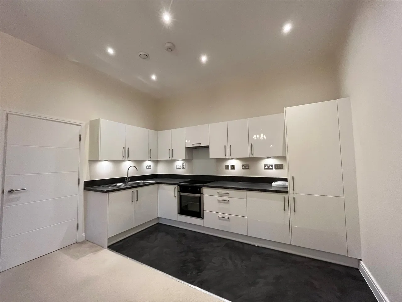 Main Street, Dickens Heath, B90, photo 4