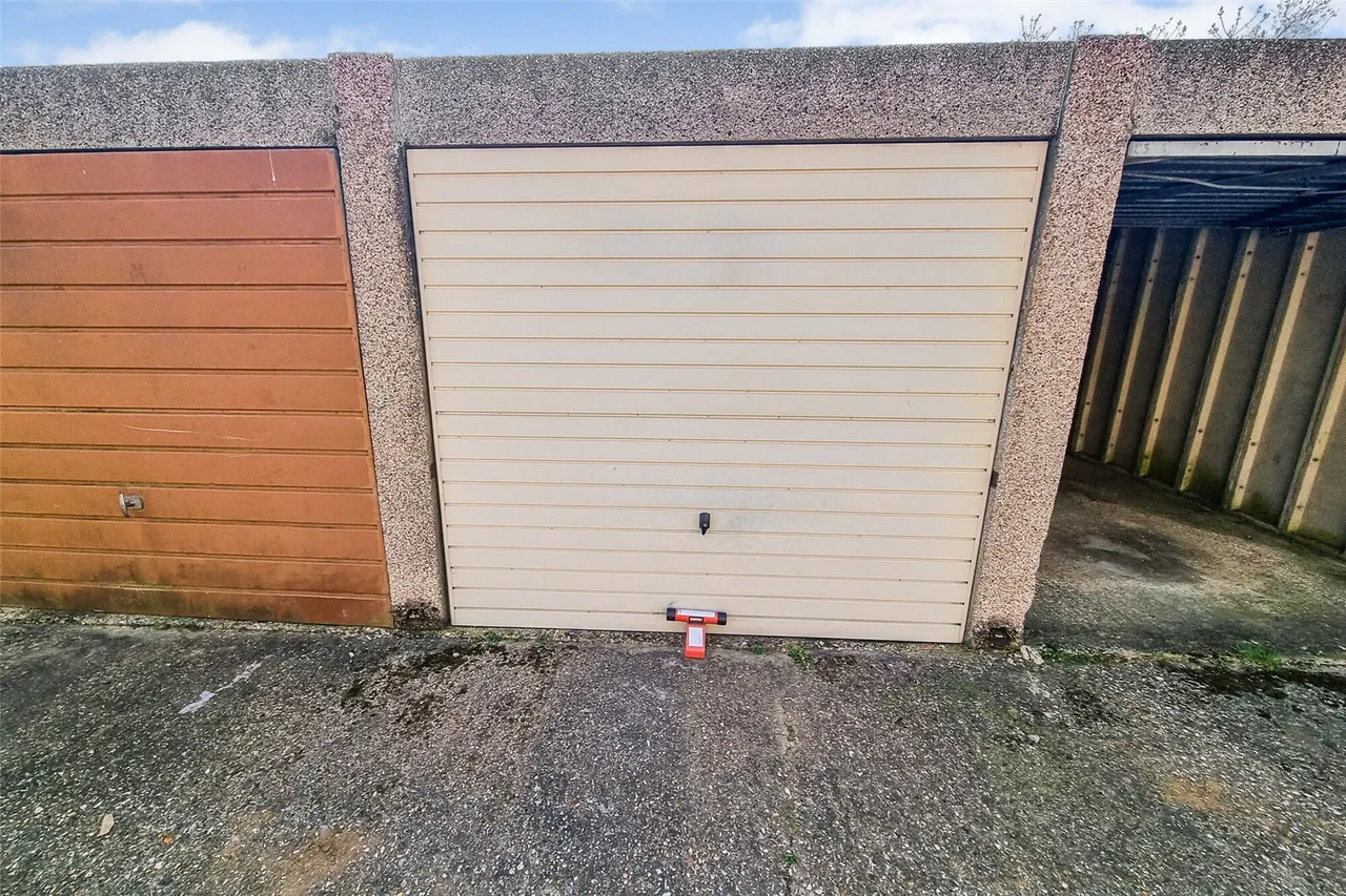 Newton Way, Tongham, Farnham, Surrey, GU10 1BY, photo 10