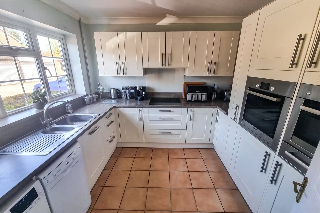 Newton Way, Tongham, Farnham, Surrey, GU10 1BY, photo 2