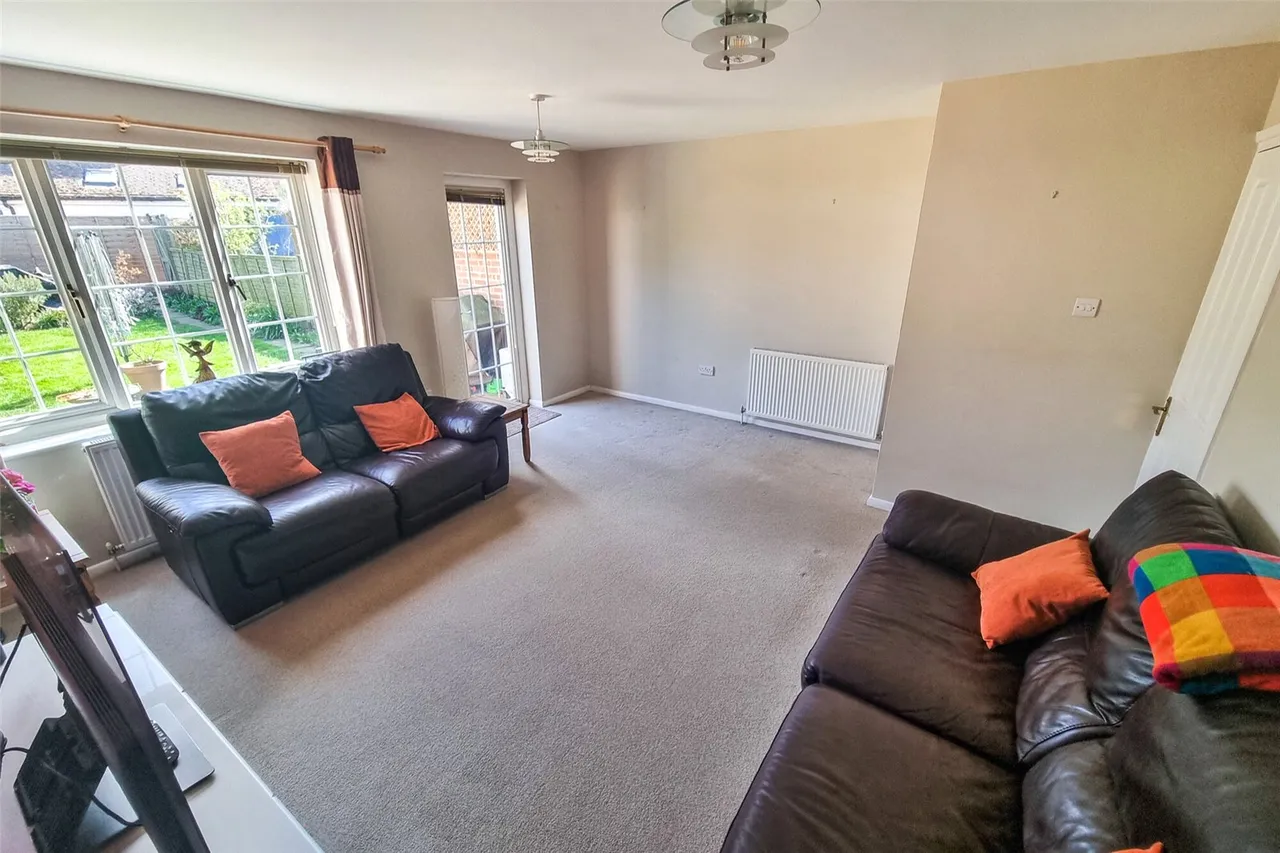 Newton Way, Tongham, Farnham, Surrey, GU10 1BY, photo 5