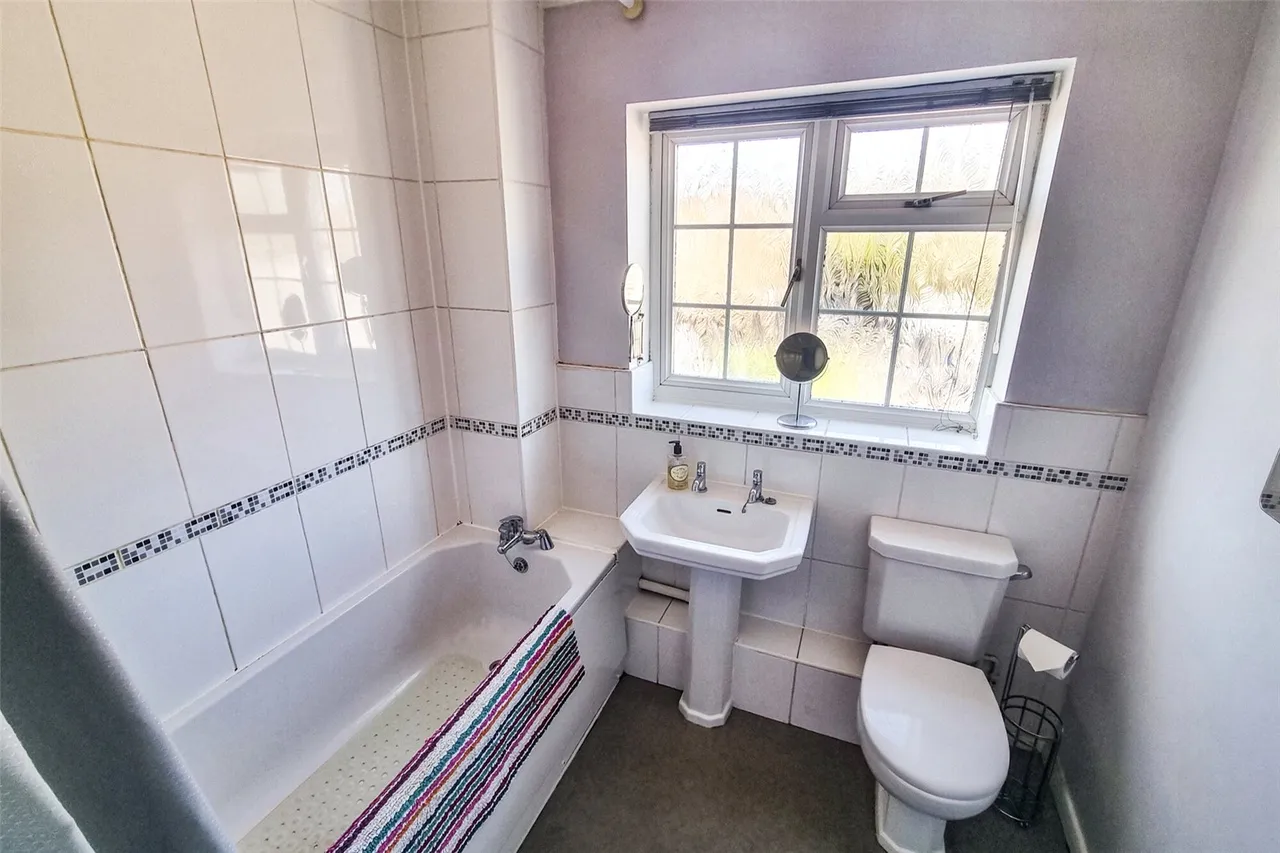 Newton Way, Tongham, Farnham, Surrey, GU10 1BY, photo 7