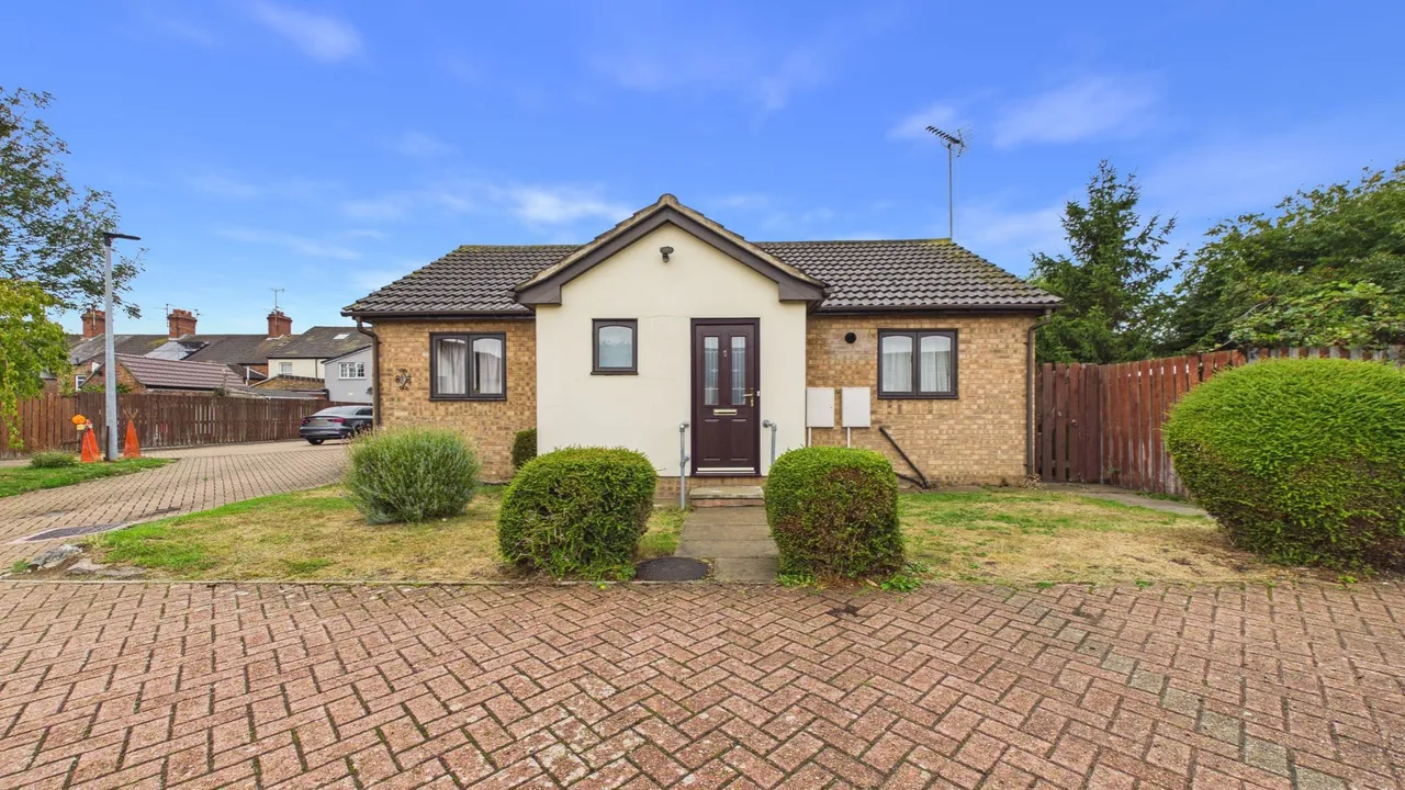2 bed house for sale — Bede Place, Peterborough, PE1