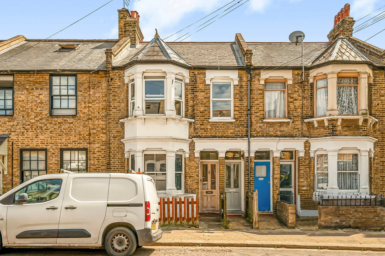 2 bed flat for sale, Hichisson Road, London, SE15