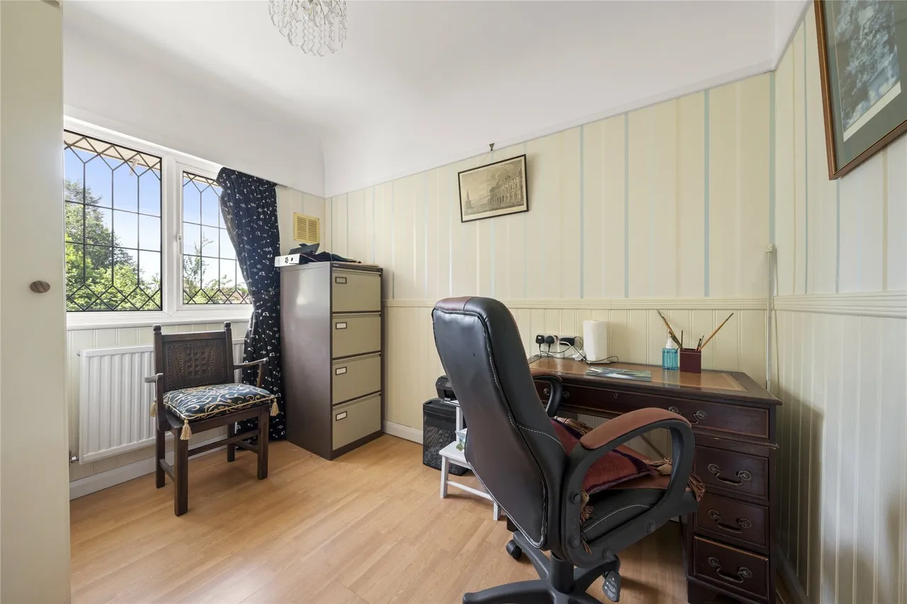 Avondale Avenue, Esher, Surrey, KT10, photo 10