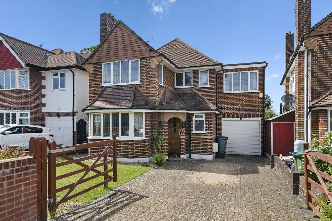 4 bed house for sale — Avondale Avenue, Esher, Surrey, KT10