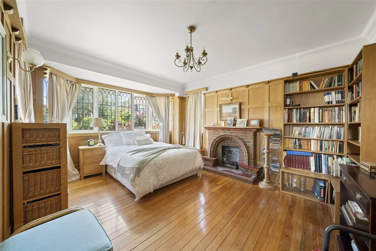 Avondale Avenue, Esher, Surrey, KT10, photo 4