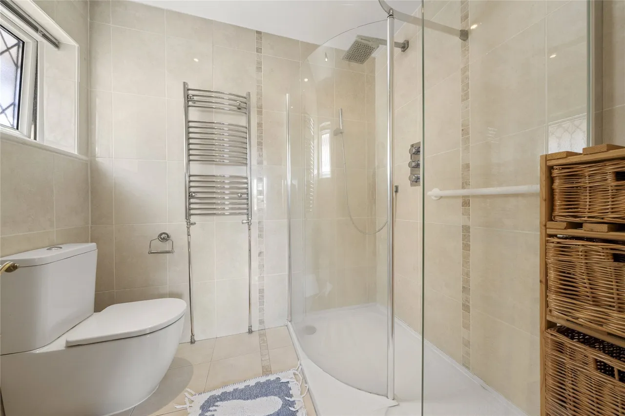 Avondale Avenue, Esher, Surrey, KT10, photo 9