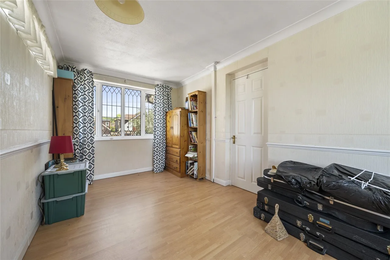 Avondale Avenue, Esher, Surrey, KT10, photo 12