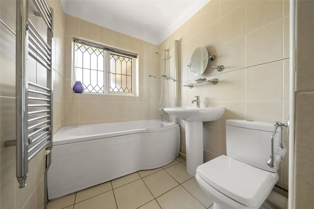 Avondale Avenue, Esher, Surrey, KT10, photo 11