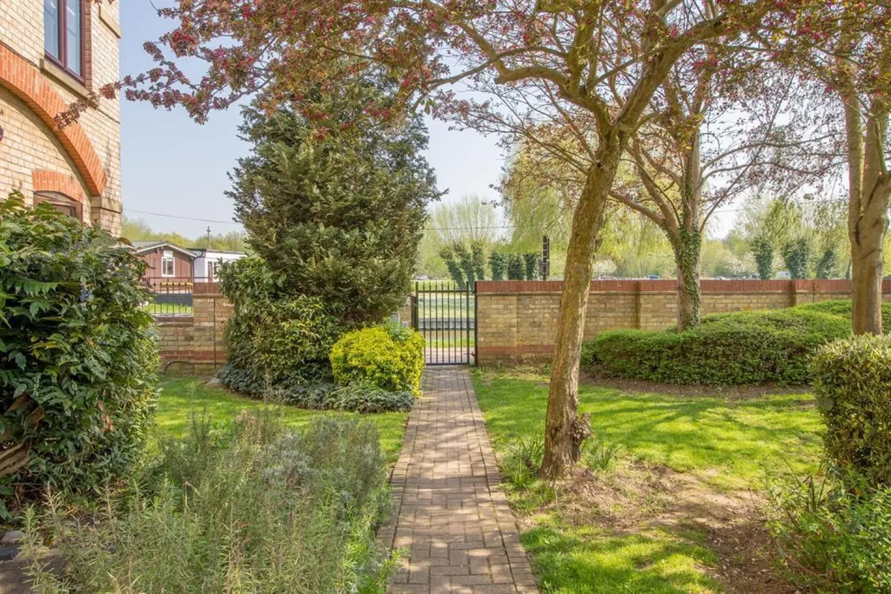 River Meads, St Margarets, SG12, photo 10