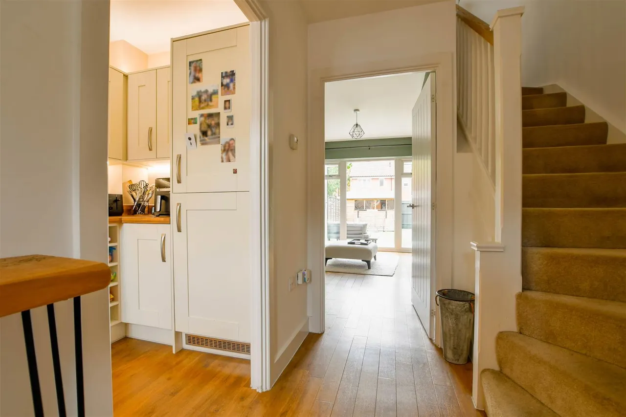 Larnach Drive, Kentford, CB8, photo 3