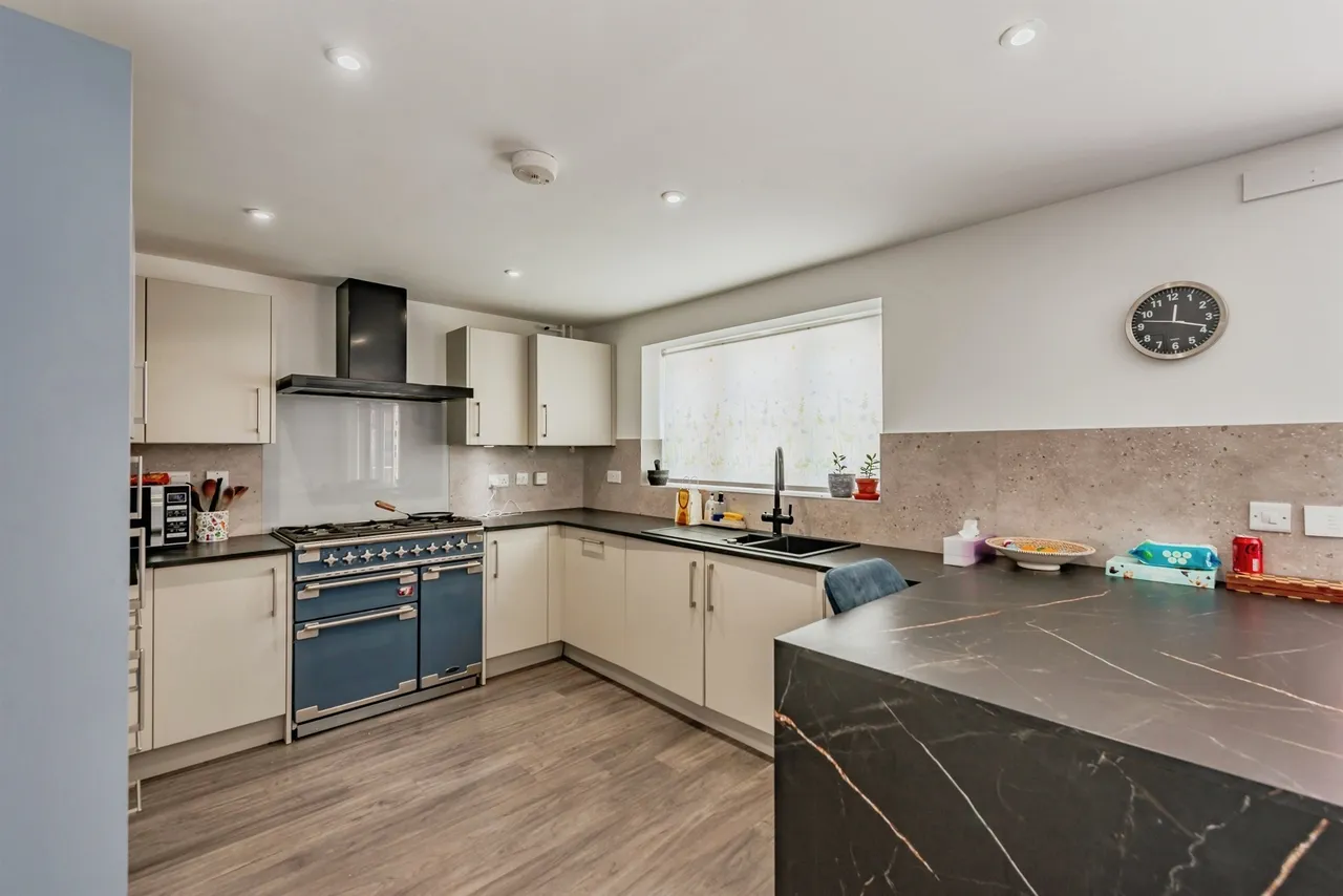 Apsley Road, Horley, photo 2