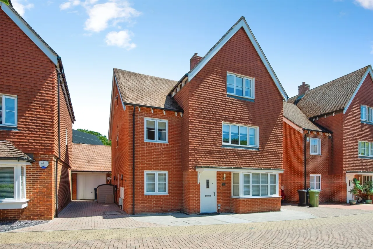 6 bed house for sale — Apsley Road, Horley