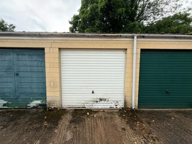 garage to rent — Bath