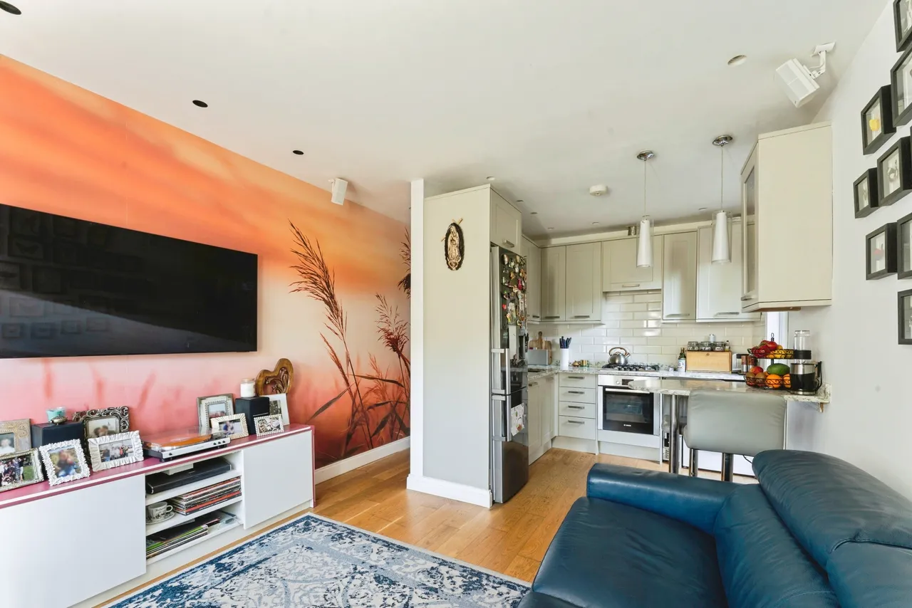 2 bed flat for sale — Newham Way, London