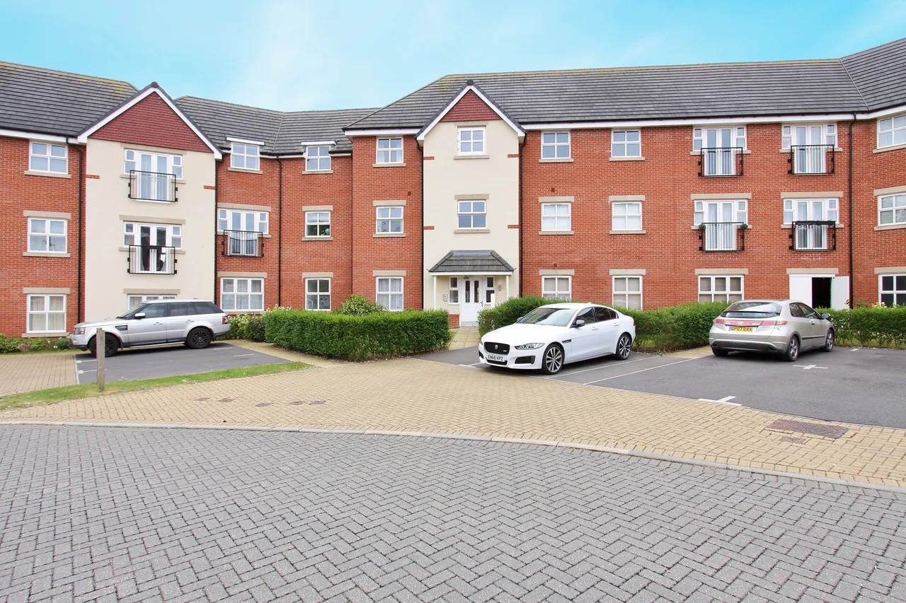 2 bed flat for sale — Draper Close, Augusta Park, Andover, SP11