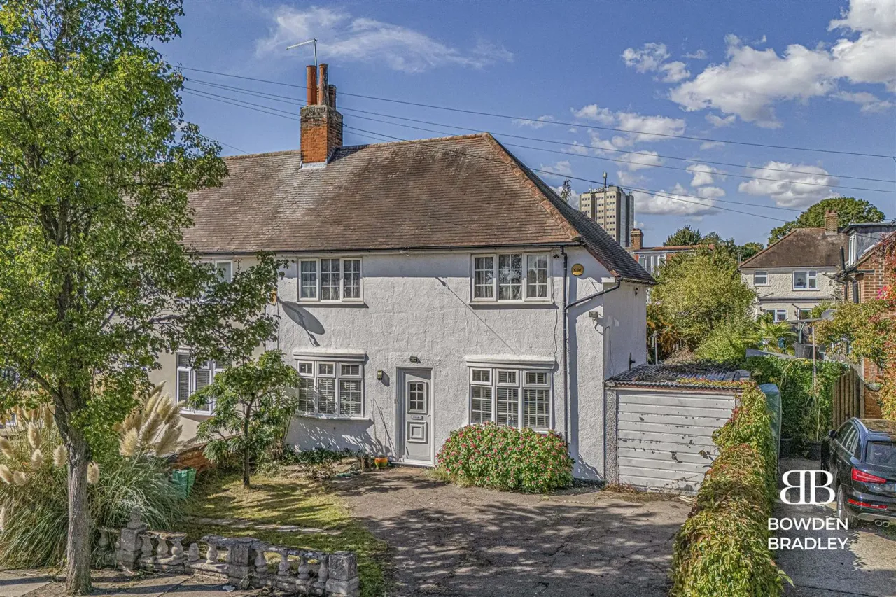 3 bed house for sale, Theydon Grove, Woodford Green, IG8
