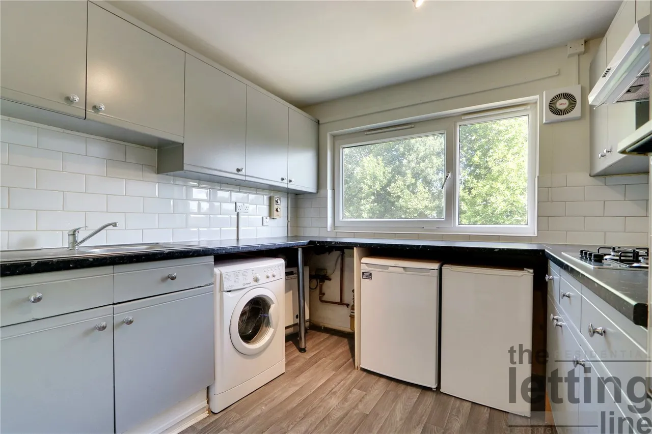 Chase Green Avenue, Enfield Chase, Enfield, Middlesex, EN2 8EN, photo 2
