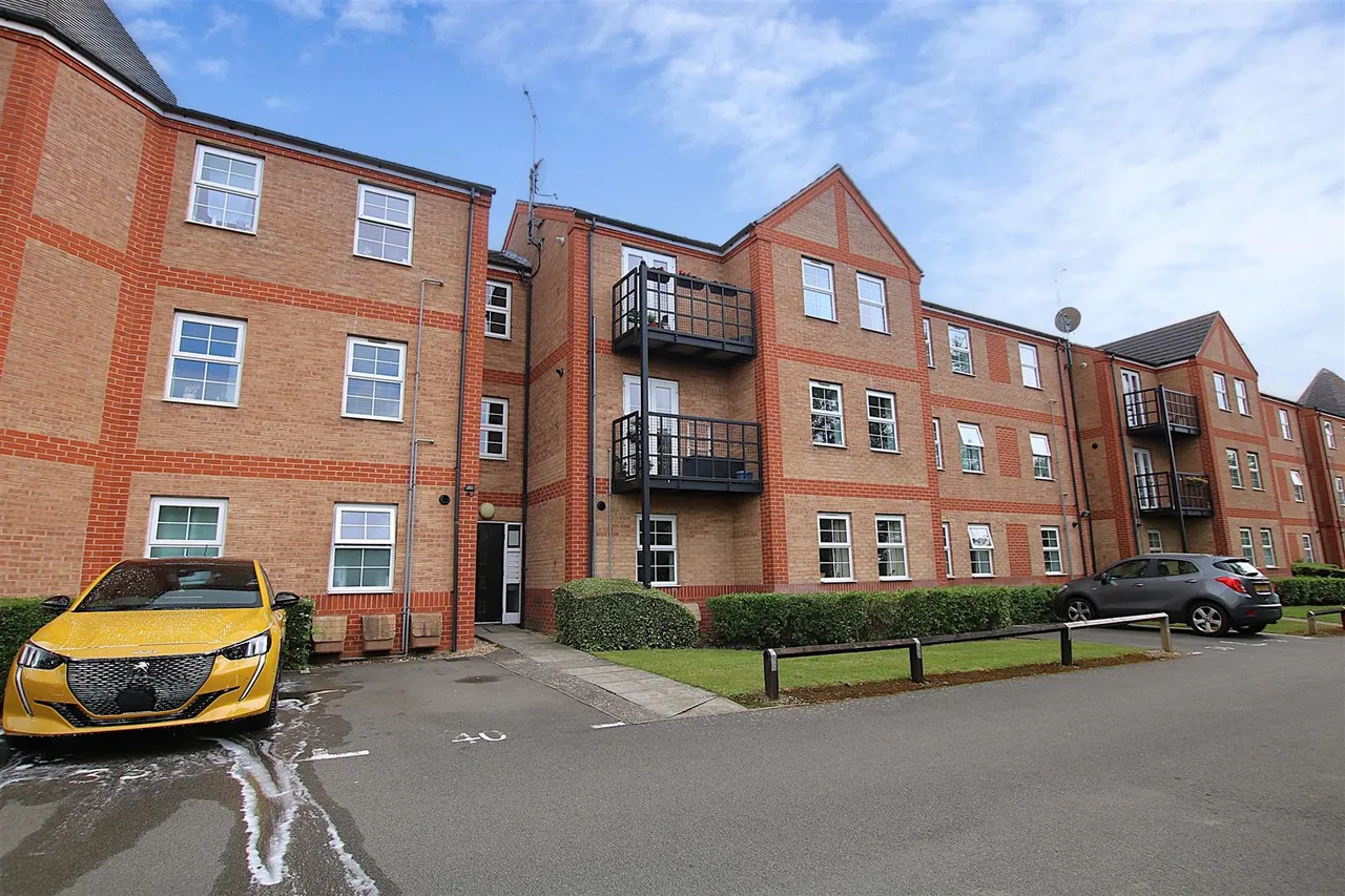 2 bed flat for sale — Turners Gardens, Wootton