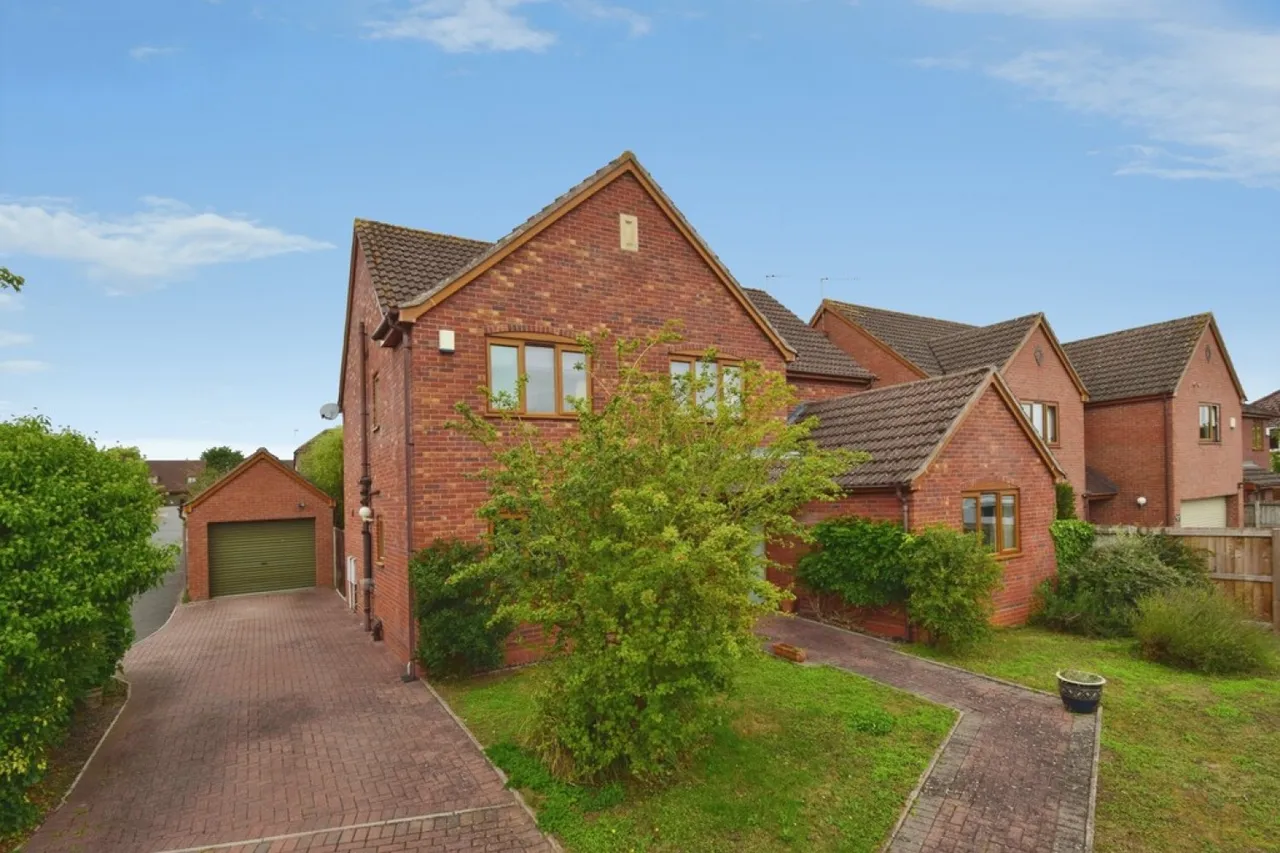 4 bed house for sale — 39 Station Road, Fernhill Heath, Worcestershire, WR3 7UJ