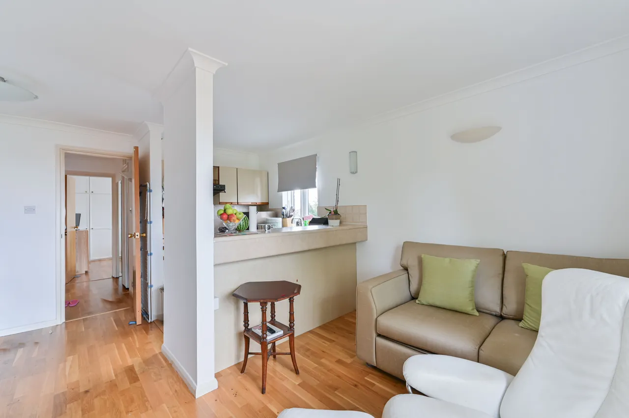 27 Carlisle Way, London, photo 2