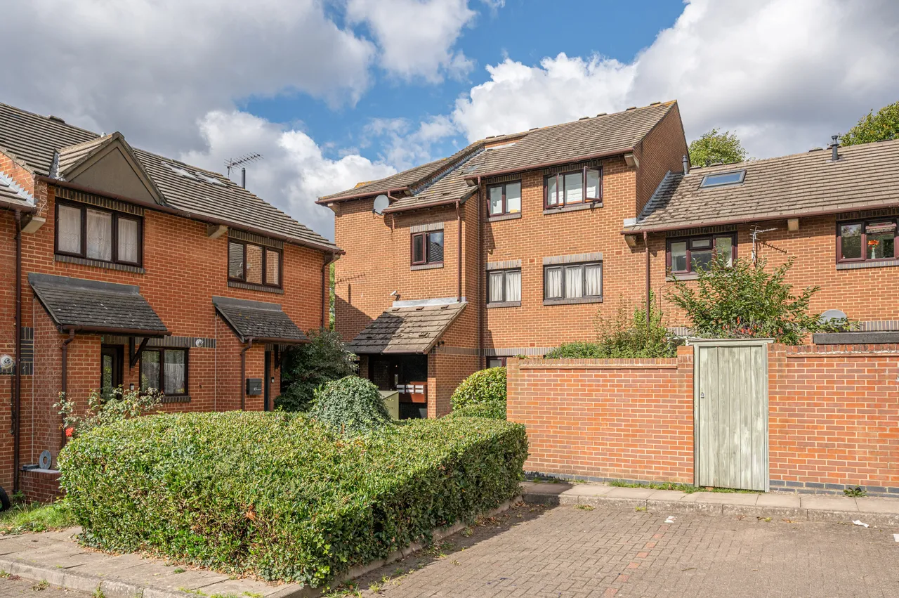 1 bed flat for sale — 27 Carlisle Way, London