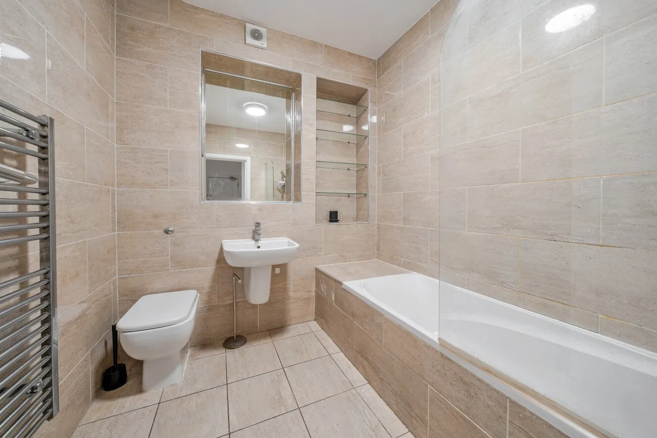 Brownhill Road, London, SE6, photo 3