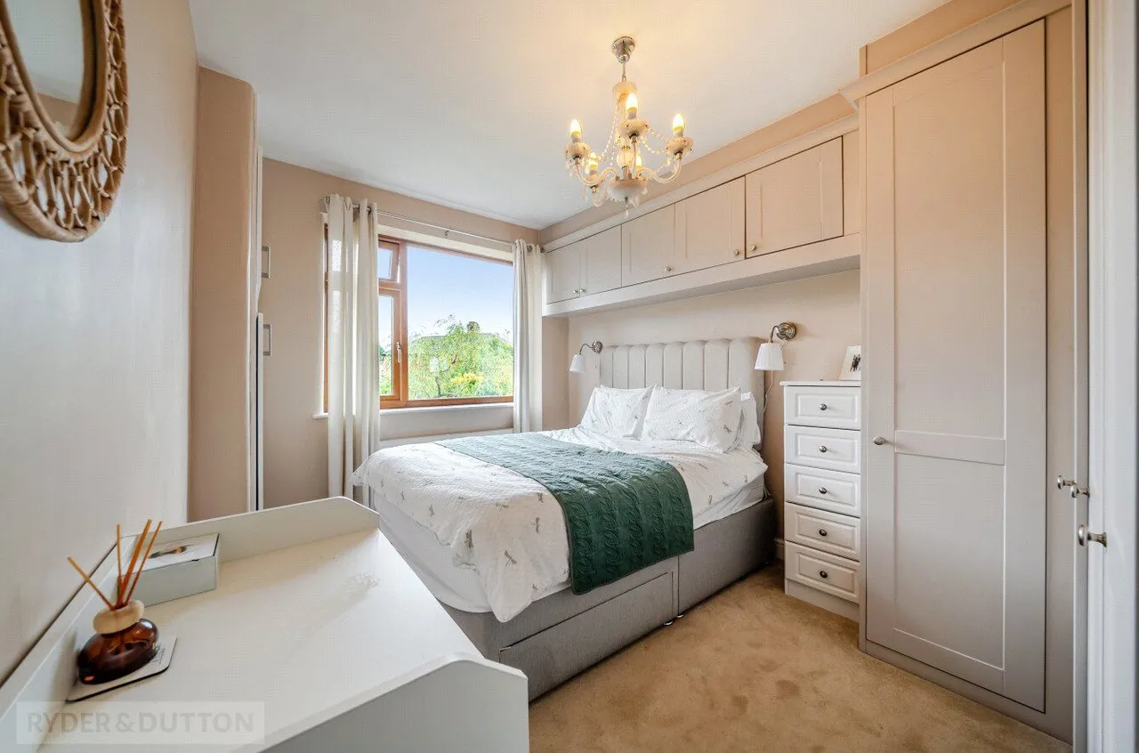 The Crescent, Shaw, OL2, photo 9