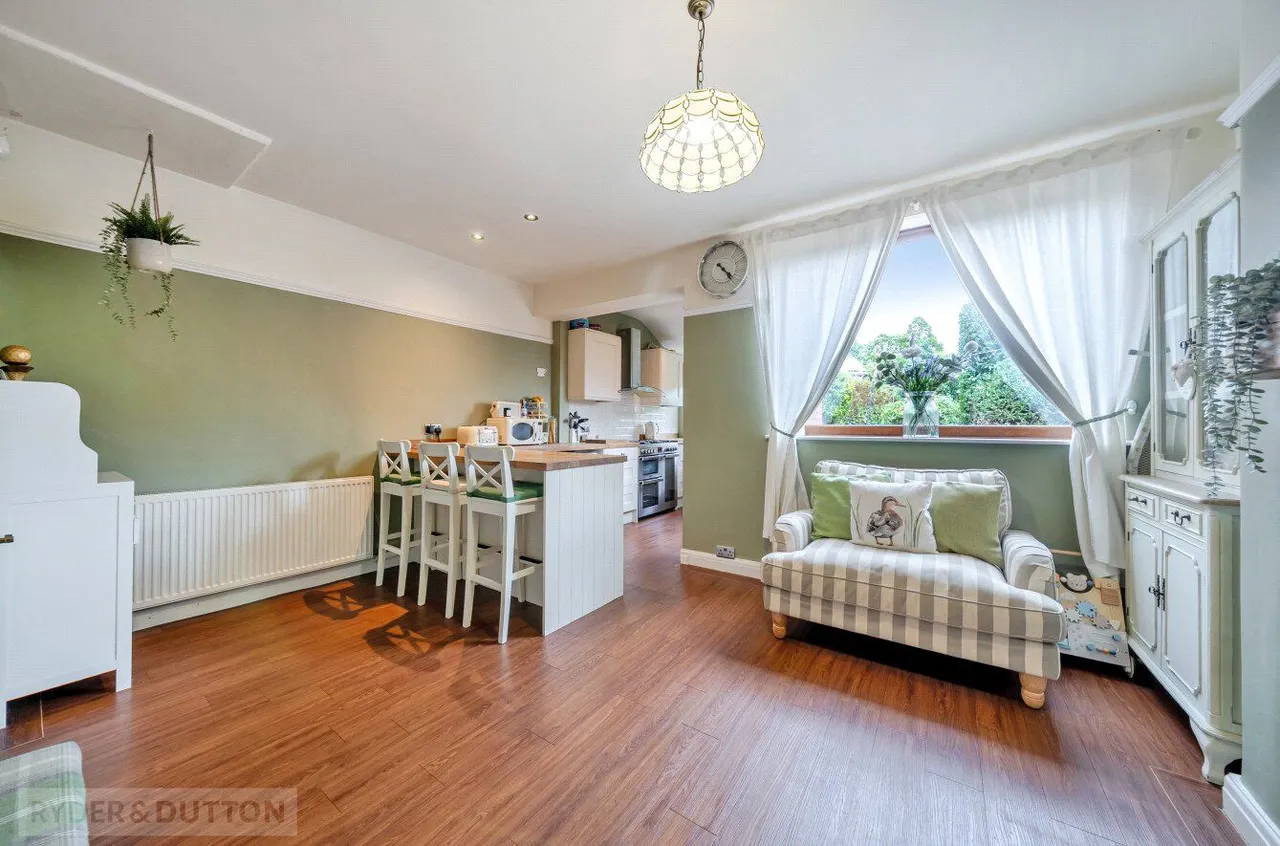 The Crescent, Shaw, OL2, photo 4
