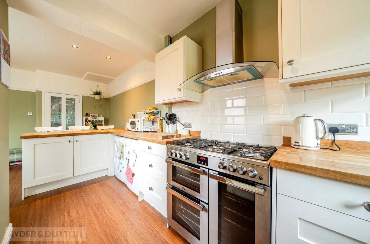The Crescent, Shaw, OL2, photo 5