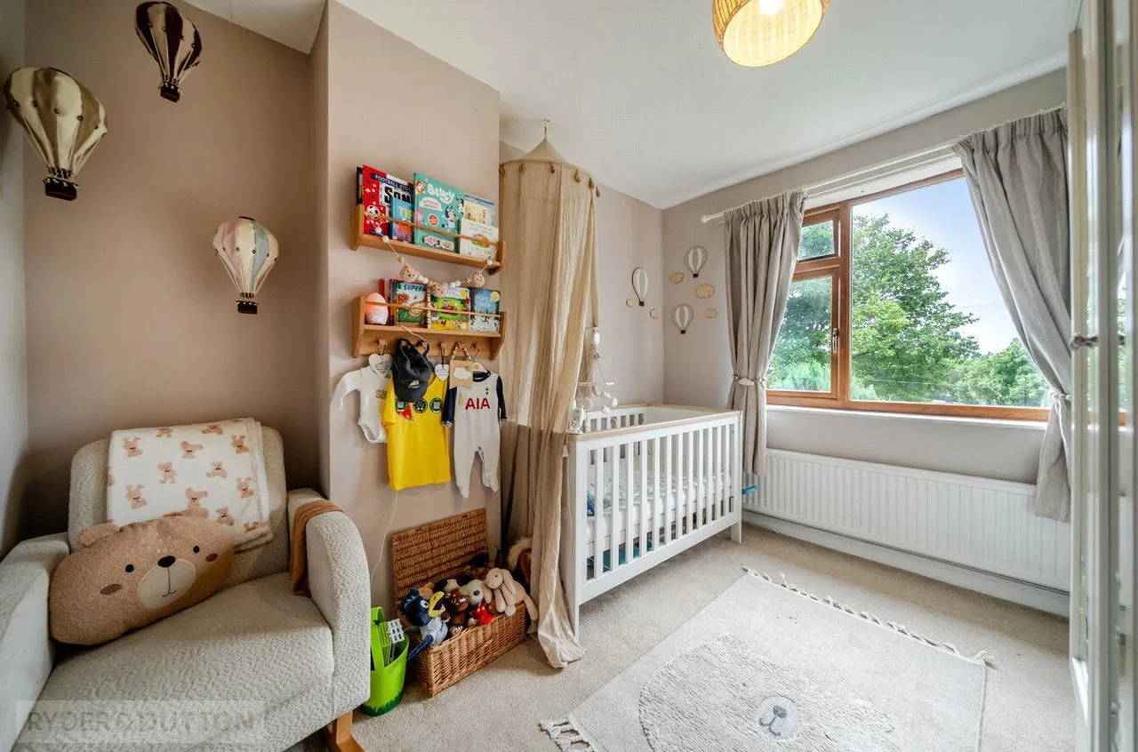 The Crescent, Shaw, OL2, photo 10