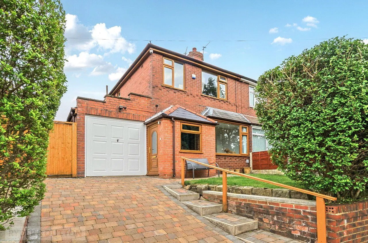 3 bed house for sale, The Crescent, Shaw, OL2