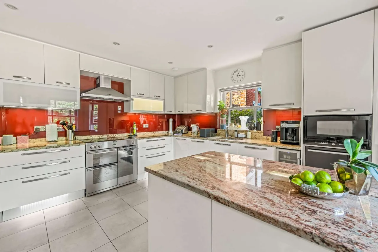 The Avenue, Hampton, TW12 3RN, photo 3