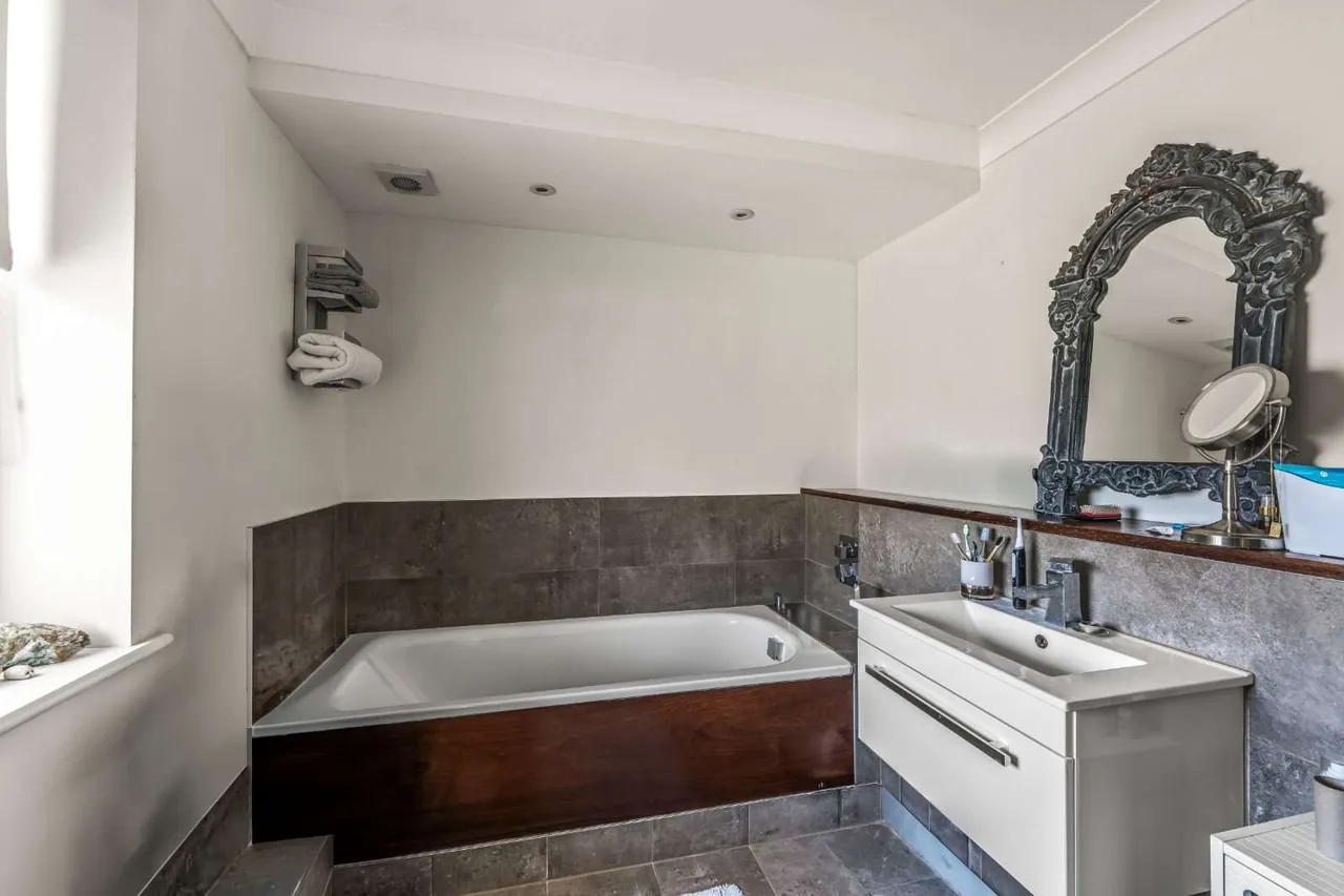 The Avenue, Hampton, TW12 3RN, photo 12