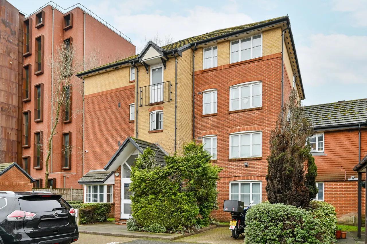 flat for sale — 36 Anderson Close, London