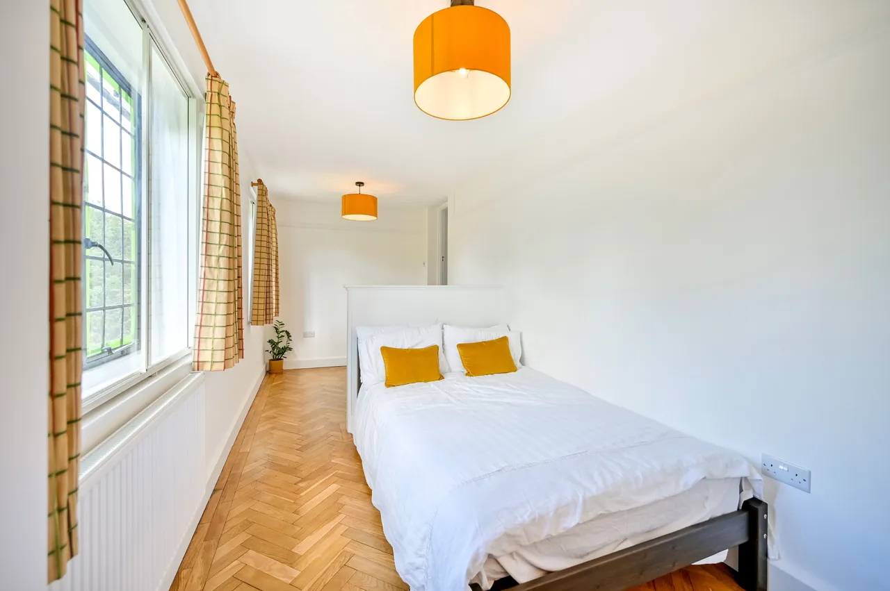 Hounslow, TW5, photo 11
