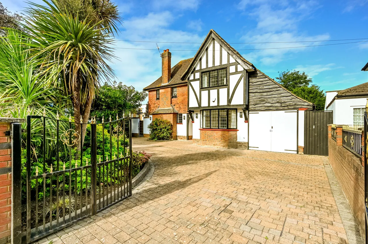 Hounslow, TW5, photo 14