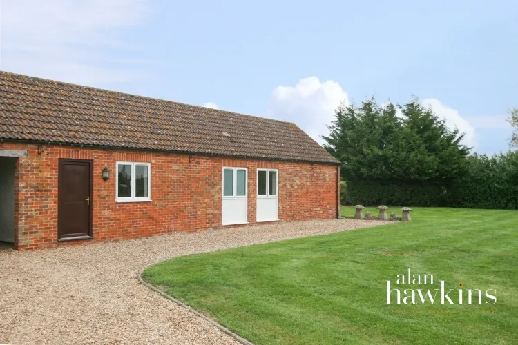 2 bed barn conversion to rent, Let, Register your interest, SN15
